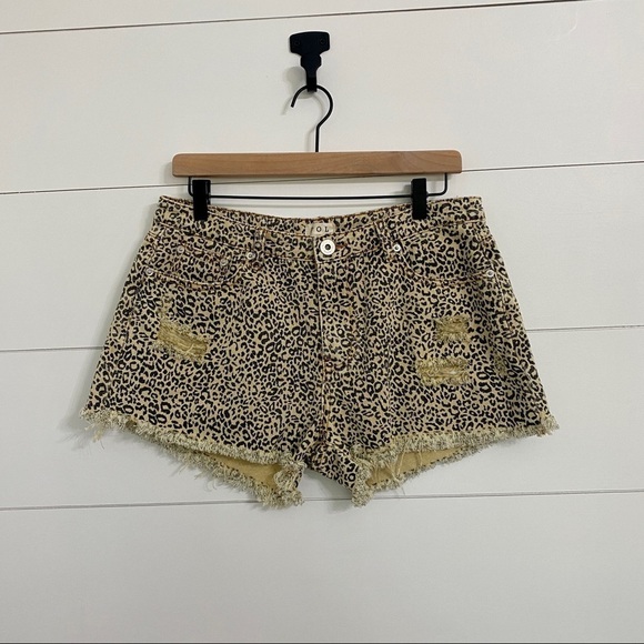POL Anthro Boho Distressed Leopard Raw Hem Denim Cut Offs Jean Shorts Size Large - Picture 4 of 7